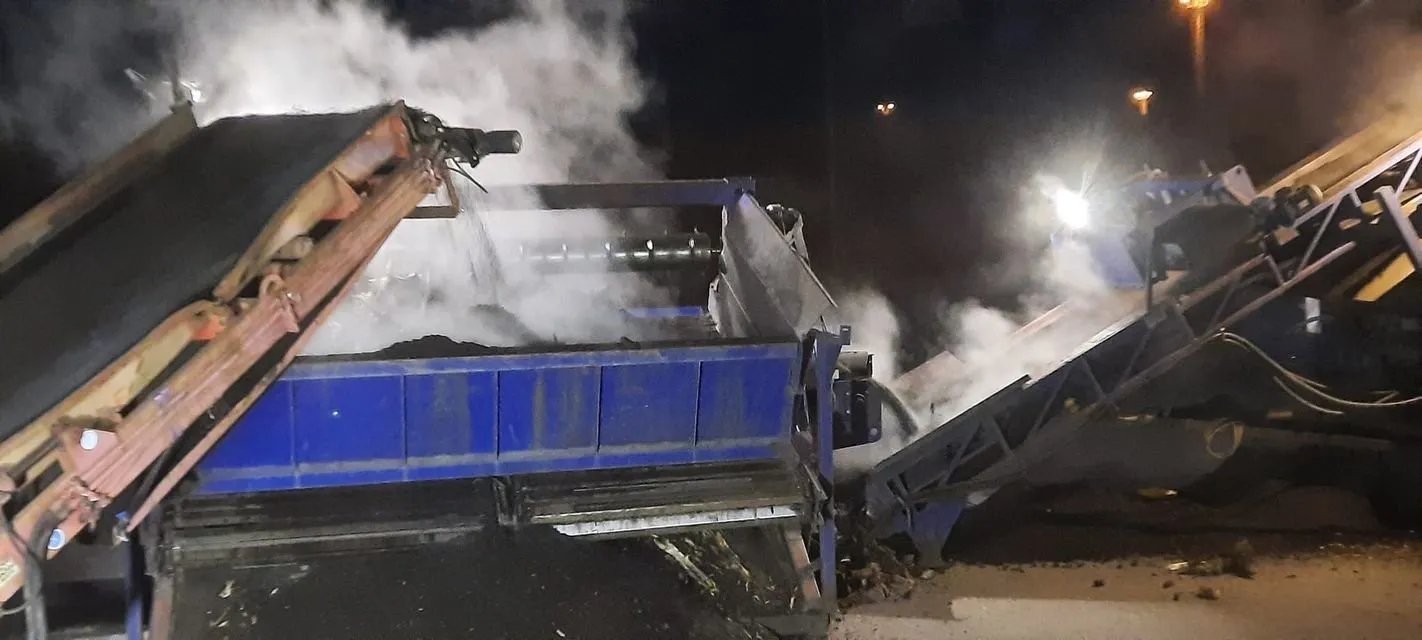 Kross i drift i mörker, med ånga från materialet