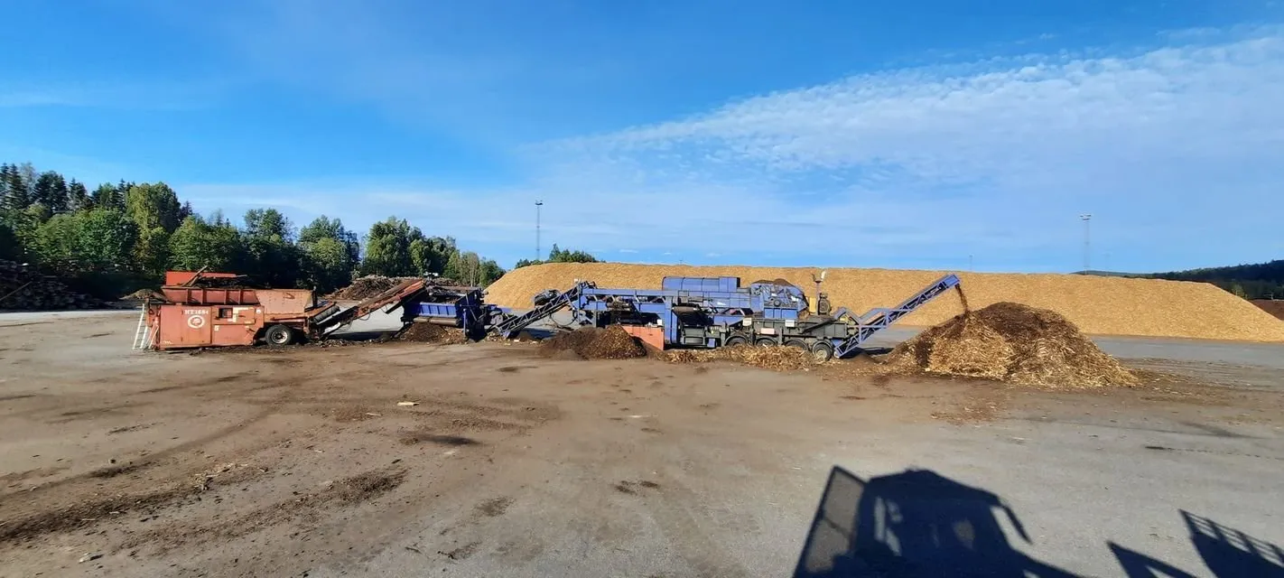 Översikt över industriplanen med sorteringsverk och flishögar
