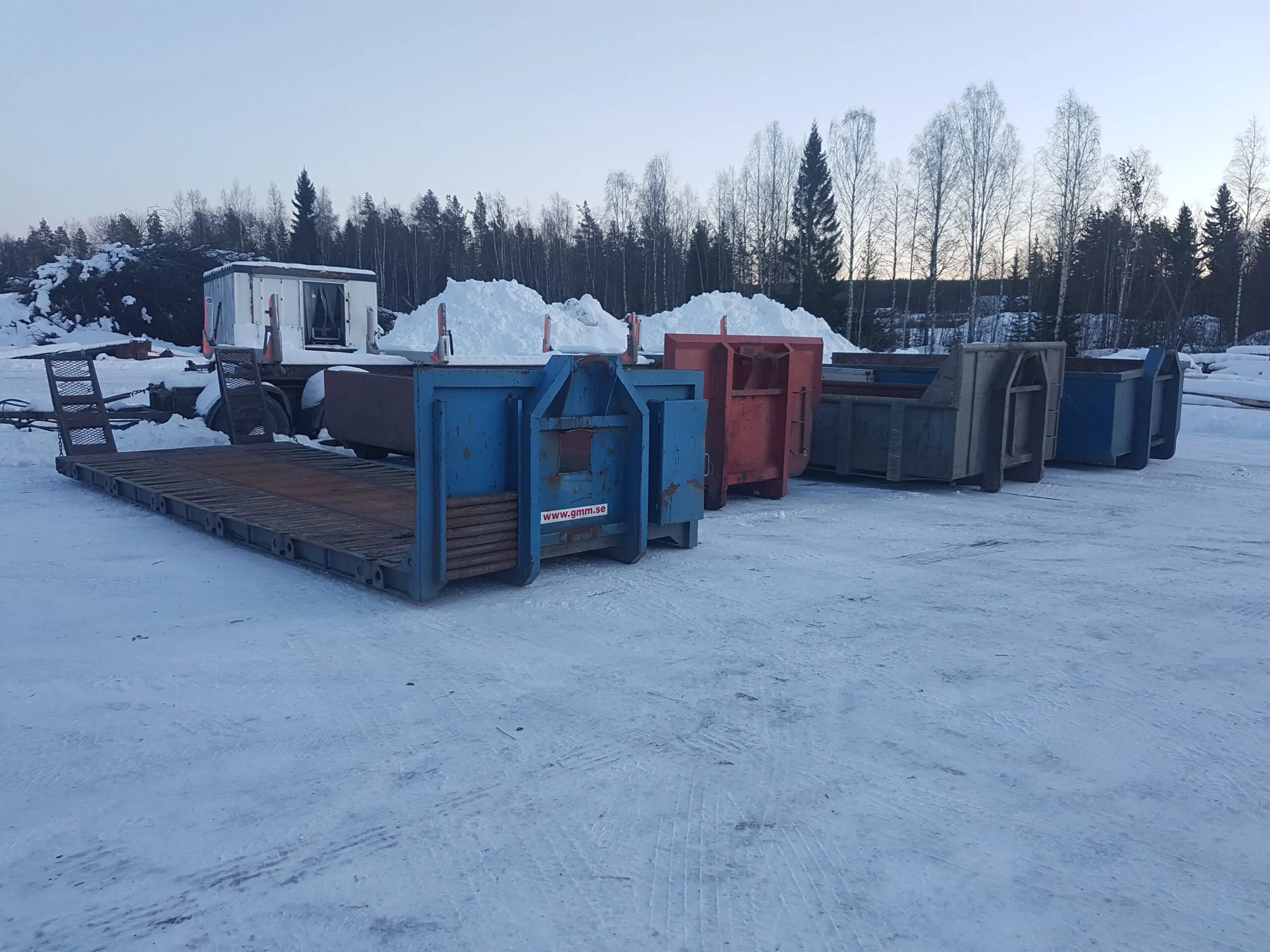 Containrar och flak uppställda på en snötäckt plan