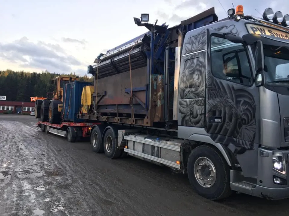 Lastbil med sorteringsverk lastat på trailer